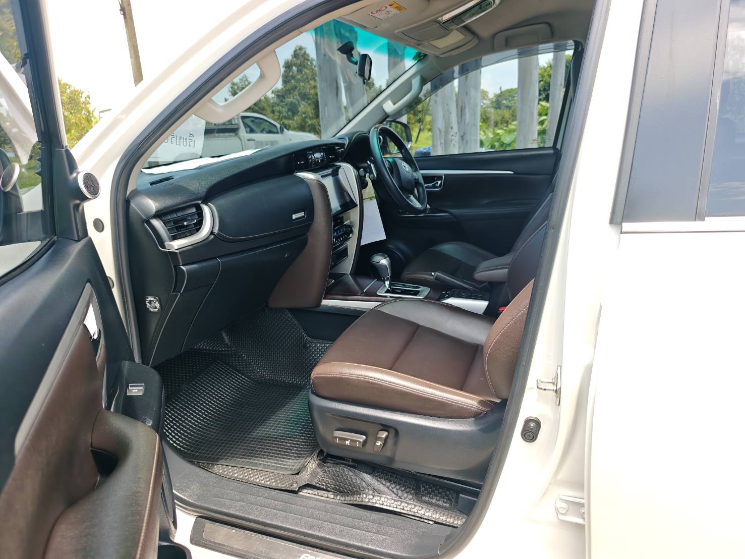 Toyota Fortuner 2.4 V SUV AT 2020