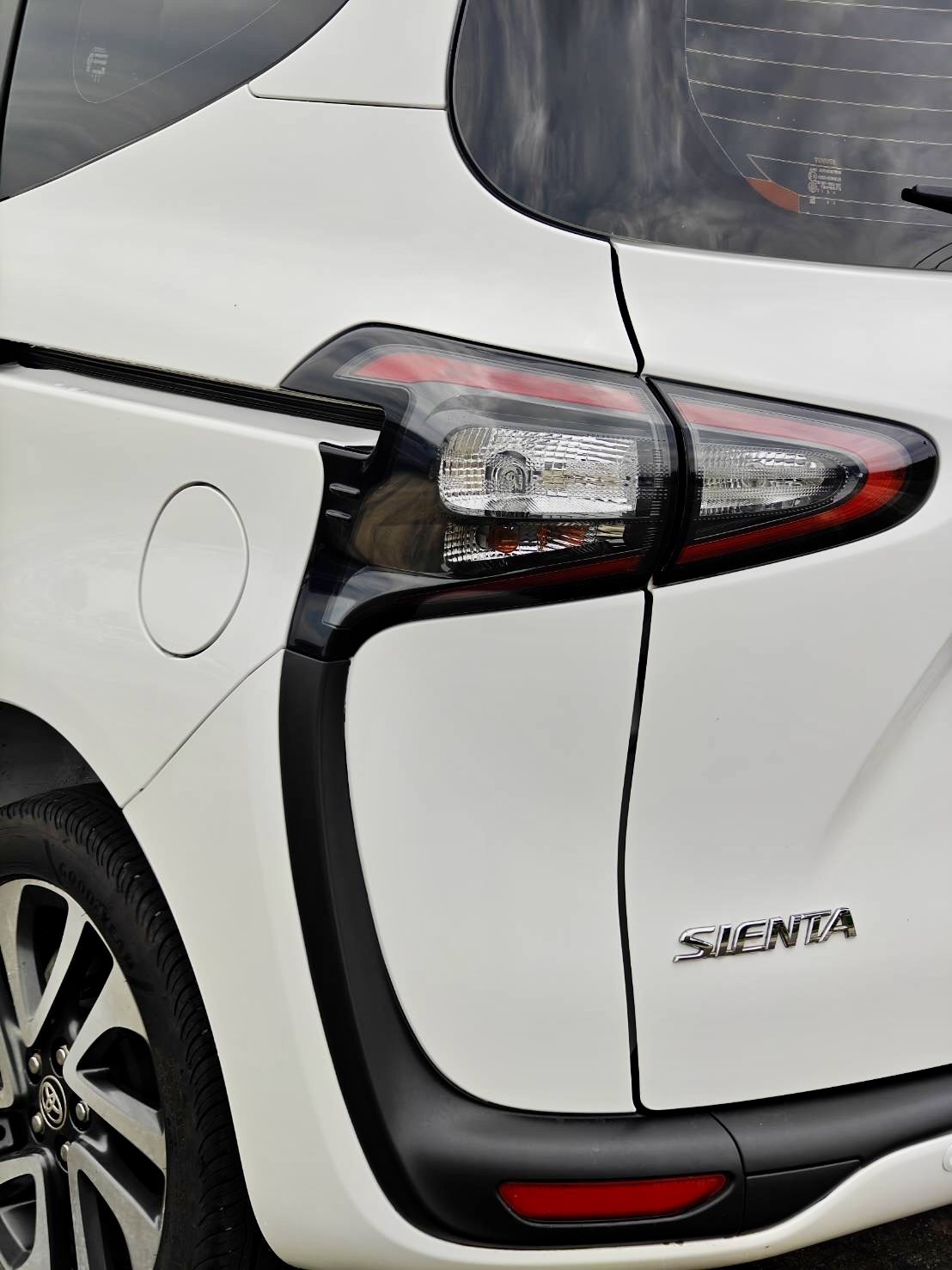 Toyota Sienta 1.5 V SUV AT 2017