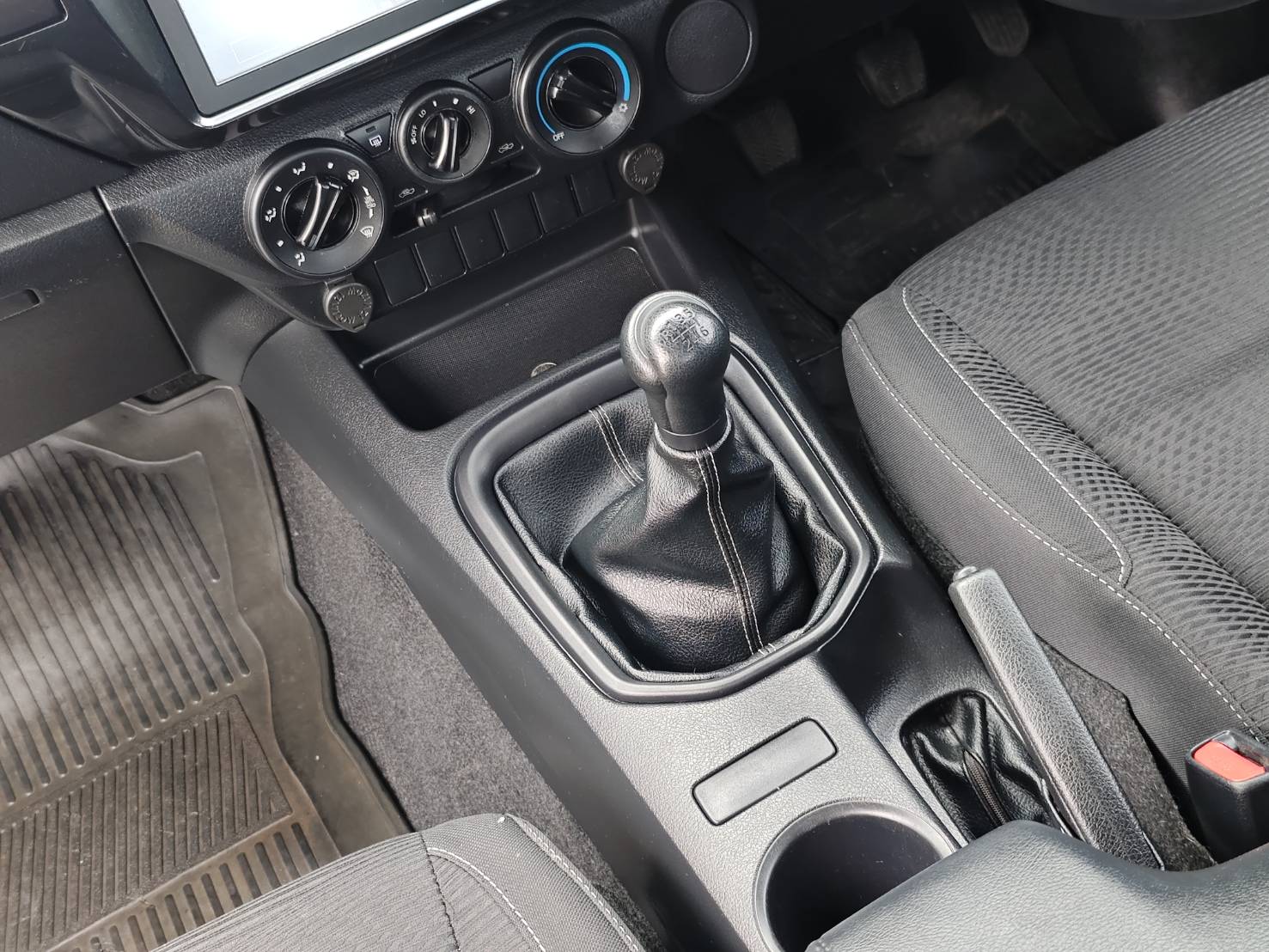 Toyota Hilux Revo Smart Cab 2.4 Entry Z Edition MT 2020