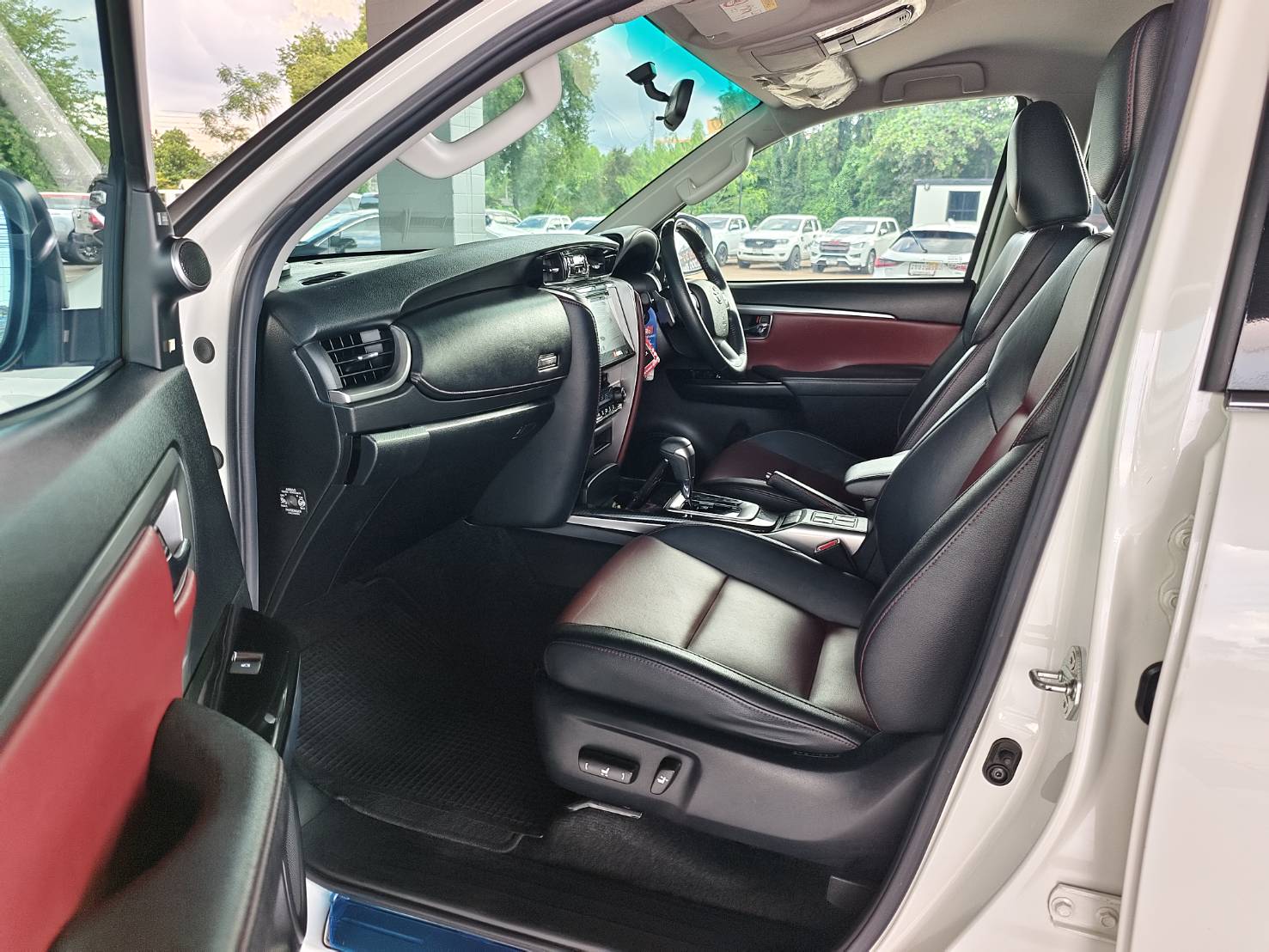 Toyota Fortuner 2.8 V TRD Sportivo ll Black Top SUV AT 2020