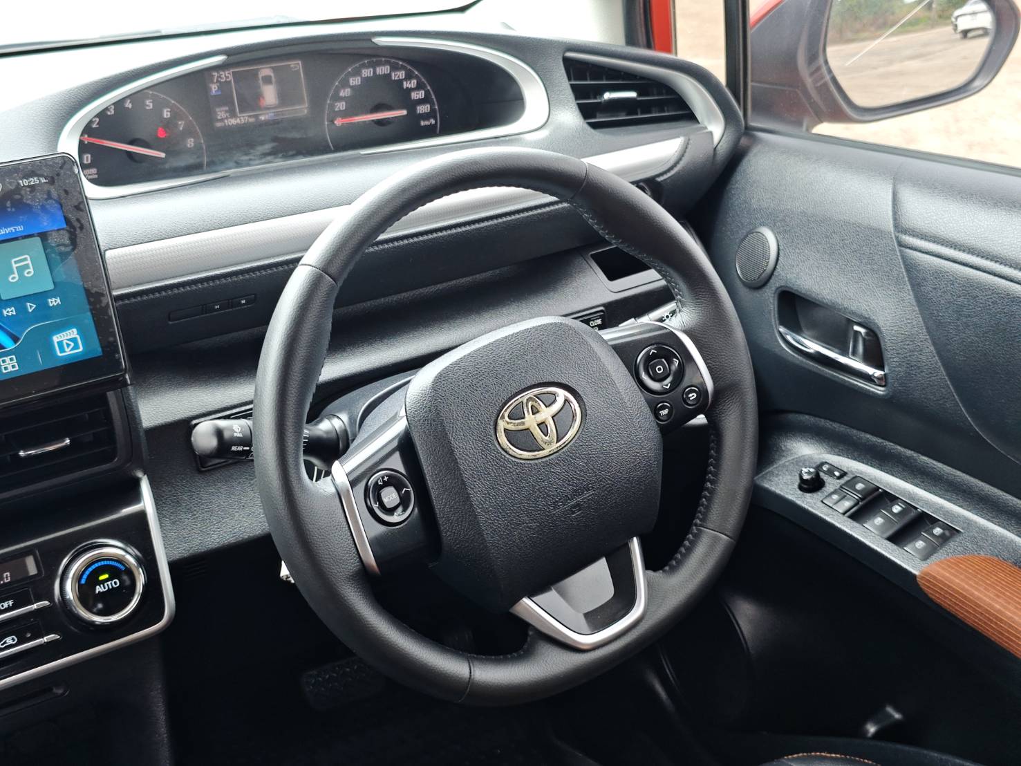 Toyota Sienta 1.5 V SUV AT 2017
