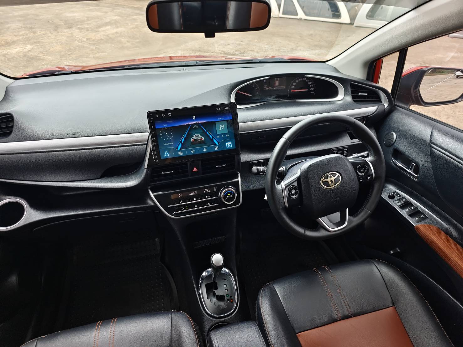 Toyota Sienta 1.5 V SUV AT 2017