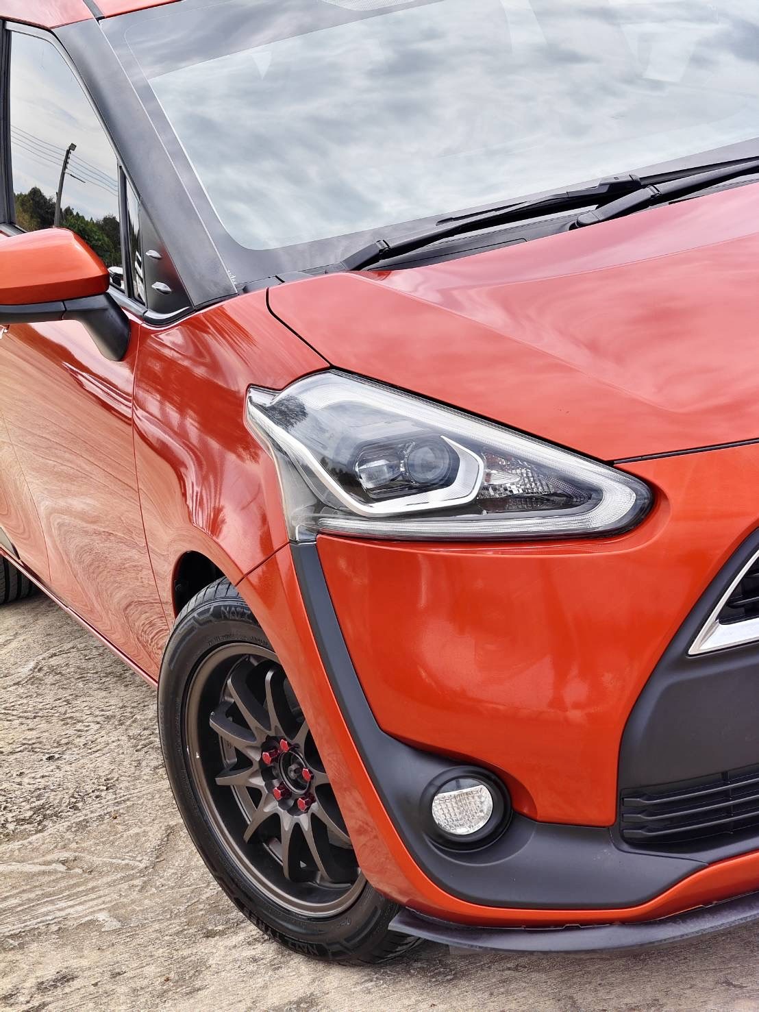 Toyota Sienta 1.5 V SUV AT 2017