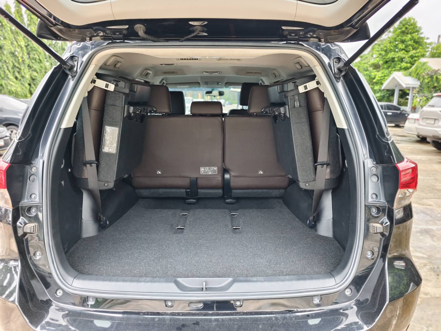 Toyota Fortuner 2.4 V SUV AT 2019
