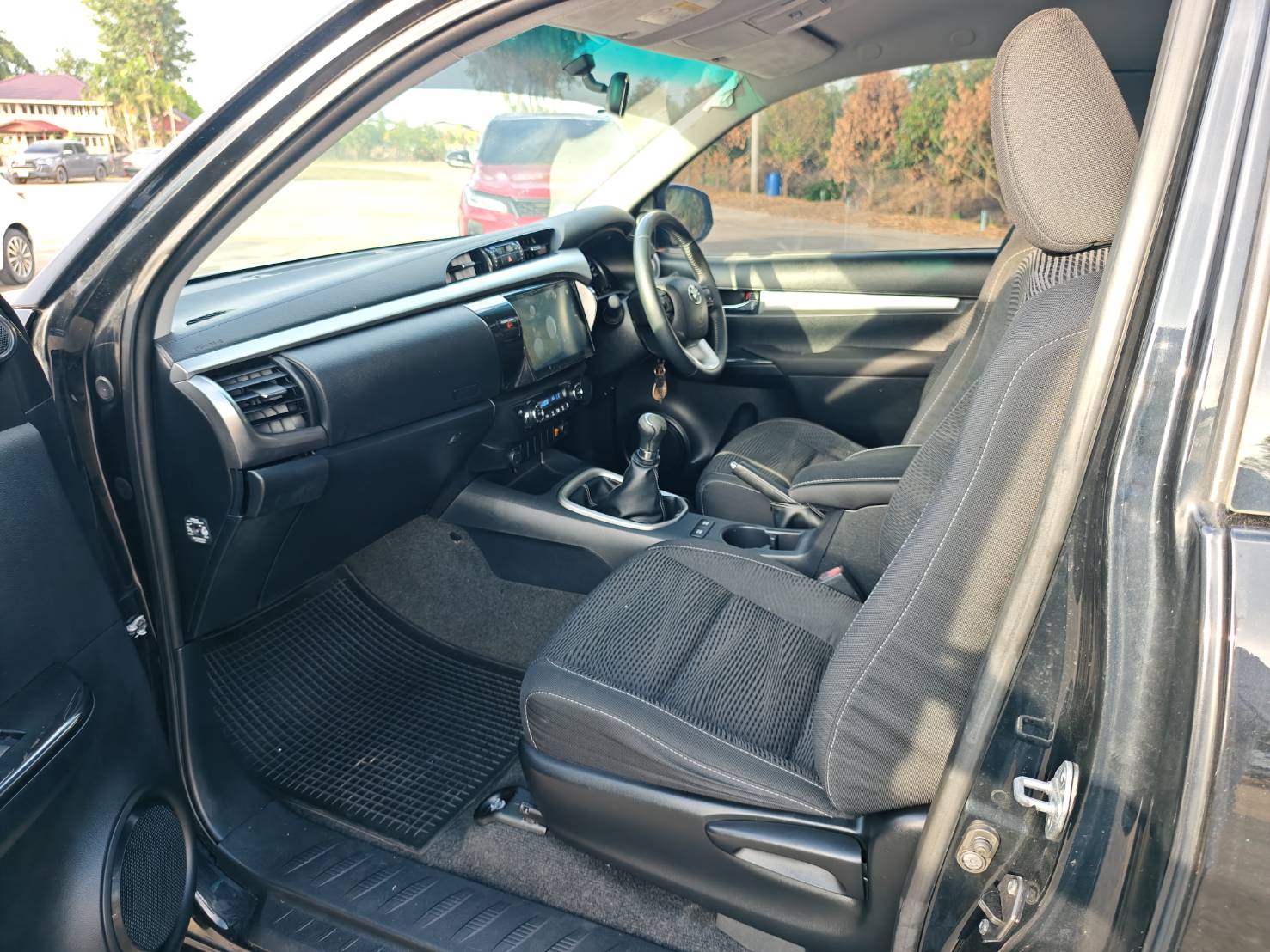 Toyota Hilux Revo Smart Cab 2.4 J Plus MT 2017