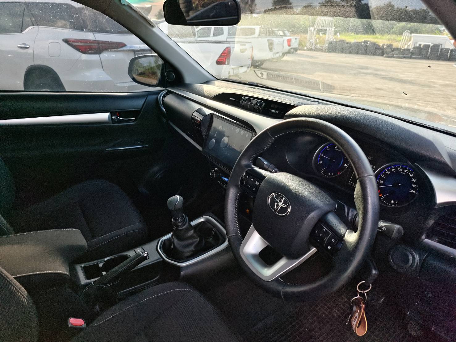 Toyota Hilux Revo Smart Cab 2.4 J Plus MT 2017