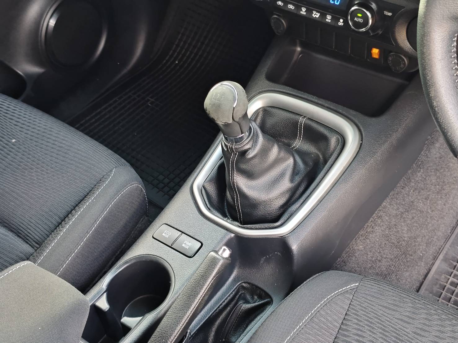 Toyota Hilux Revo Smart Cab 2.4 J Plus MT 2017