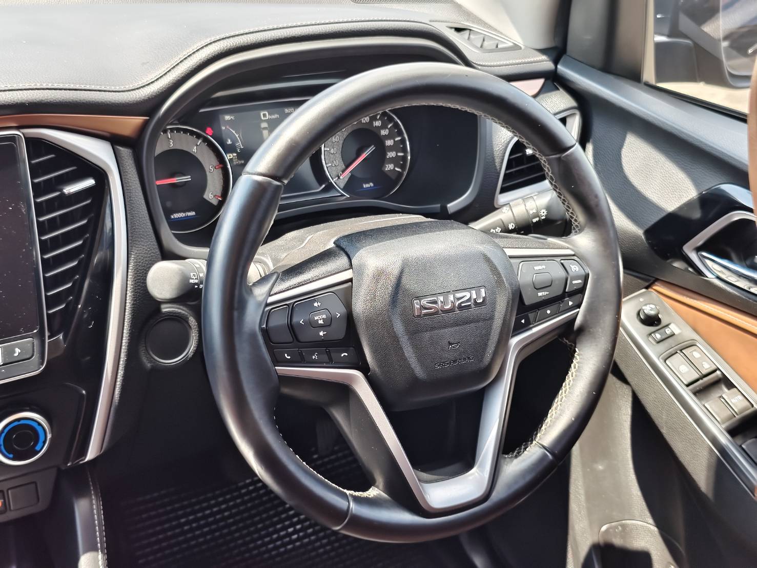ISUZU MU-X 1.9 Luxury 2WD SUV AT 2022