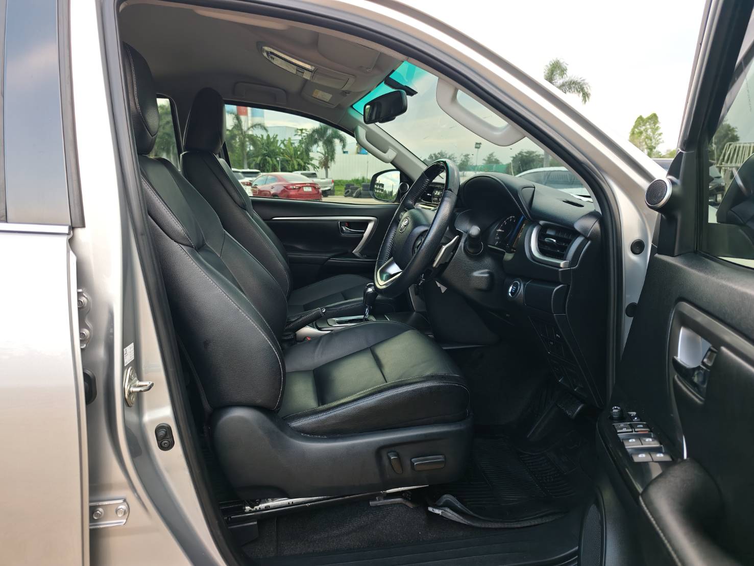 Toyota Fortuner 2.4 V SUV AT 2020