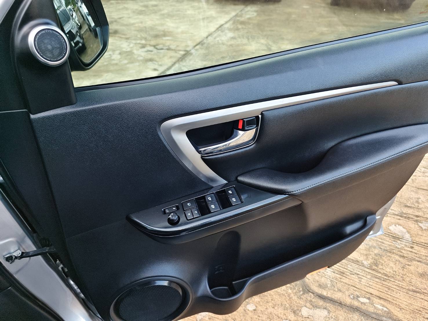 Toyota Fortuner 2.4 V SUV AT 2020