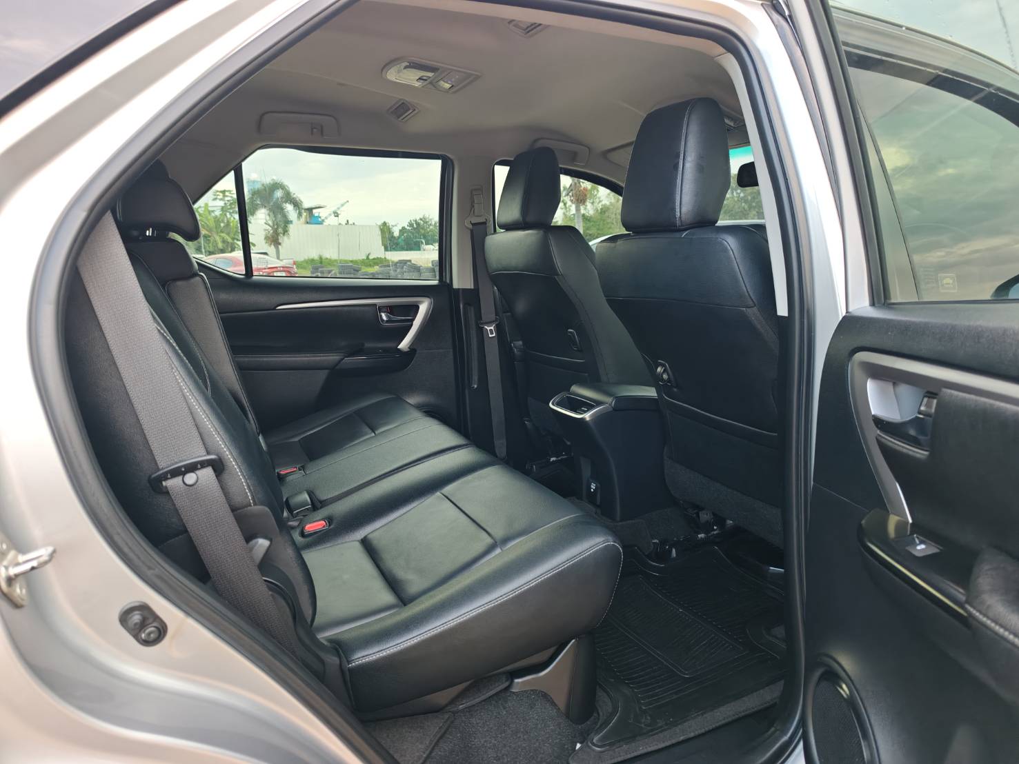 Toyota Fortuner 2.4 V SUV AT 2020