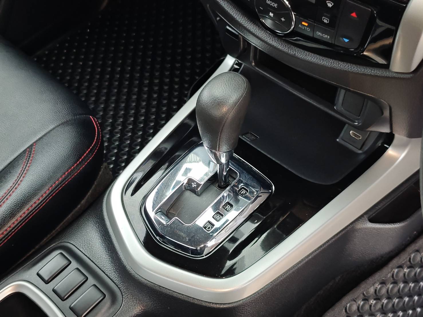 Nissan NP300 Navara King Cab 2.5 V Calibre AT 2018